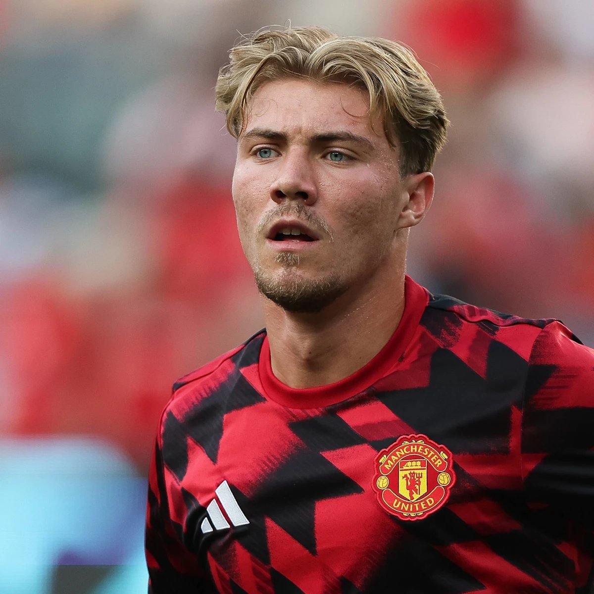 UnitedStandMUFC's tweet photo. 🚨 AC Milan have made an offer to Man United to sign Rasmus Højlund on loan for a £4 million loan fee, with the option to buy for £39 million. [@NathSalt1] #mufc https://t.co/fZJiONVxe4