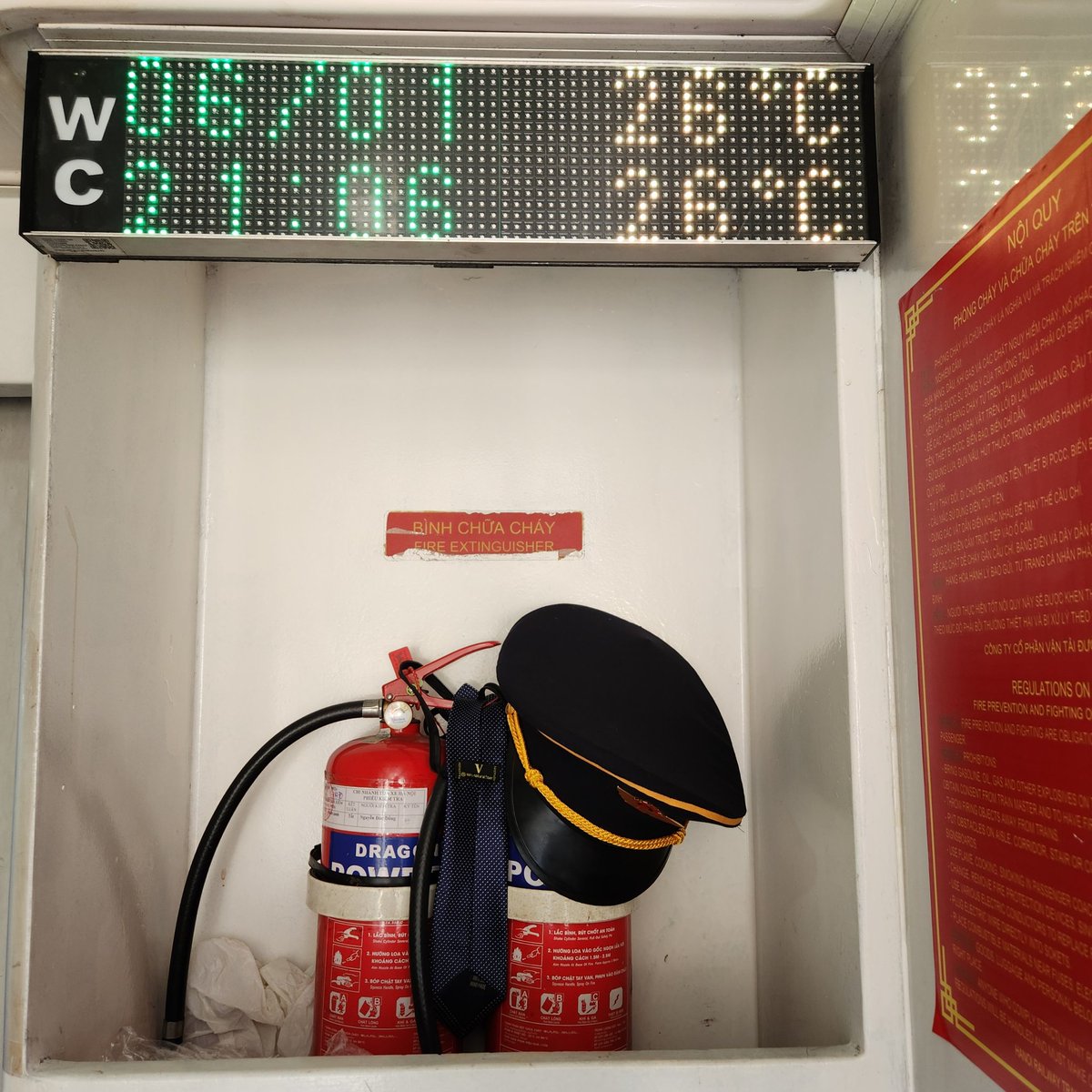 À bord du train de nuit S20 entre Dông Hoi, dans la province de Quang Binh/Quang Tri, et #Hanoi, les attributs du contrôleur, cravate et casquette, au repos #Vietnam #DuongSatVN