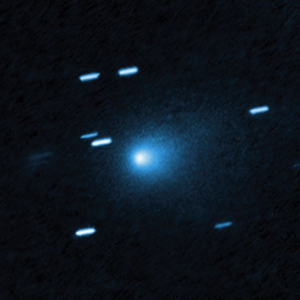 Ultimamente si è ritornati a parlare di questa cosa qua, sbagliando di grosso.
In molti, e pure ben studiati (Harvard ad esempio), sostengono che sia una sonda o un'astronave aliena.

NO.

È la cometa interstellare 3I/ATLAS (qui fotografata il 21 Luglio dal telescopio spaziale