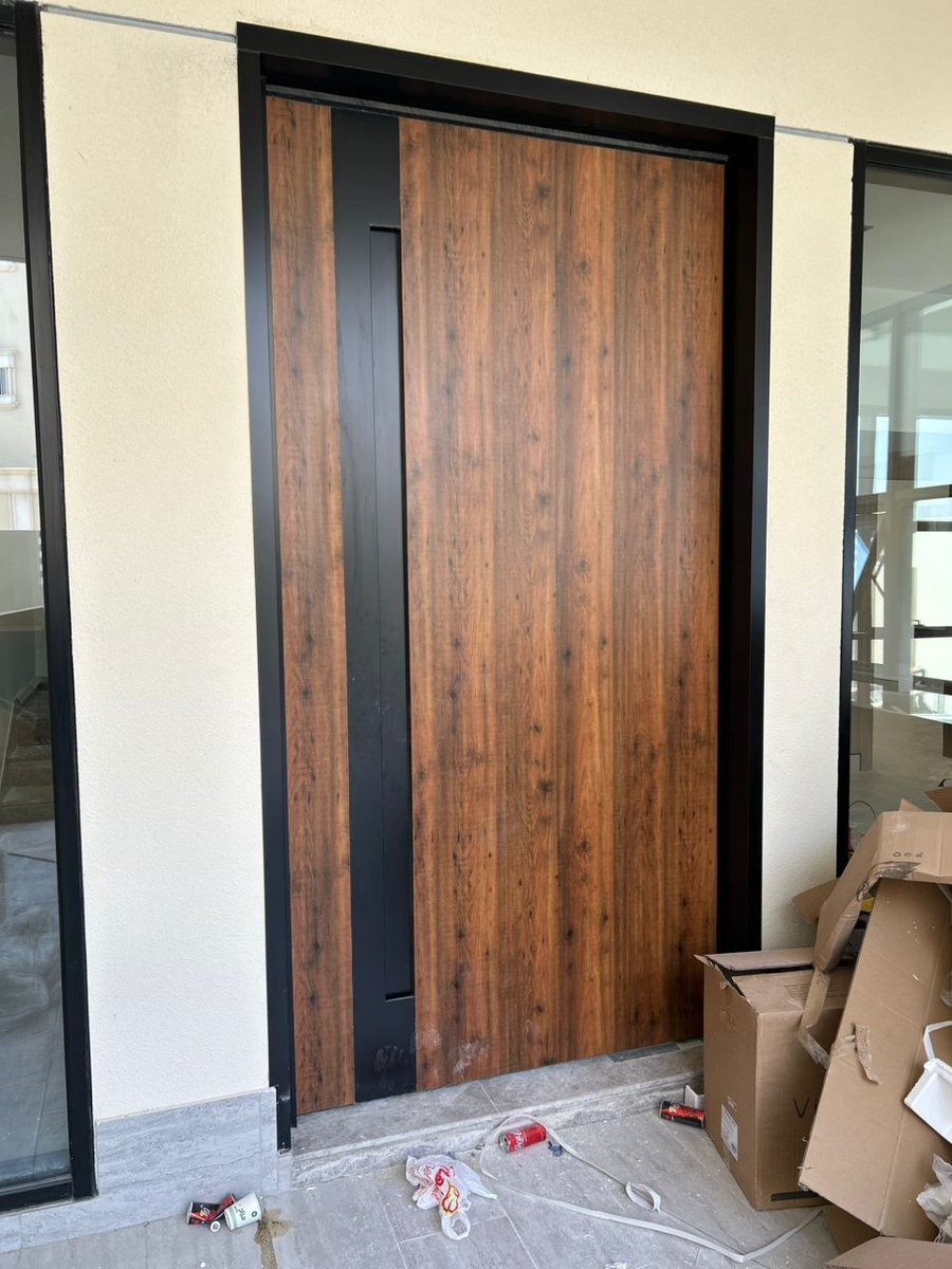 البابين في الصور من تنفيذنا في تادو للمقاولات
🚪 باب من تيوبات الحديد باللون الأسود RAL 9005
🚪  باب من الكلادنج المنيوم الخشبي 
أيهما تفضل ؟
للتواصل 
📱 0541607077