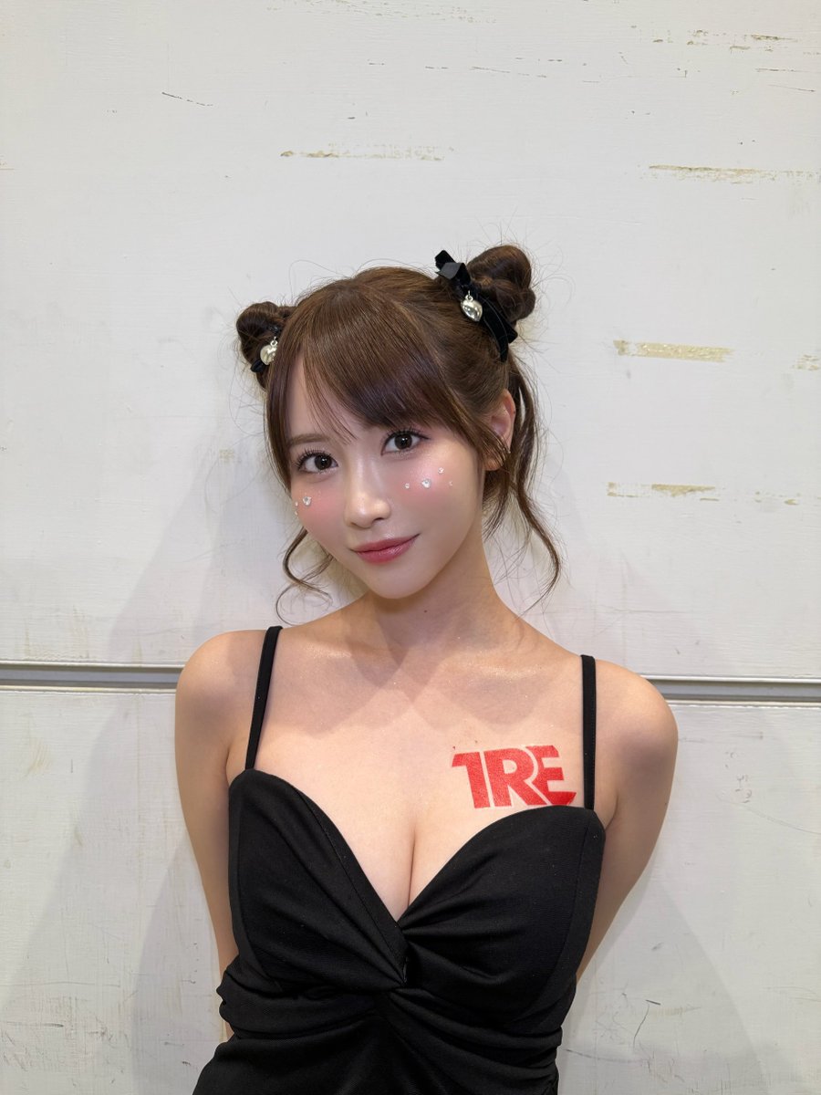 小野六花展露小隻馬比例的可愛站姿