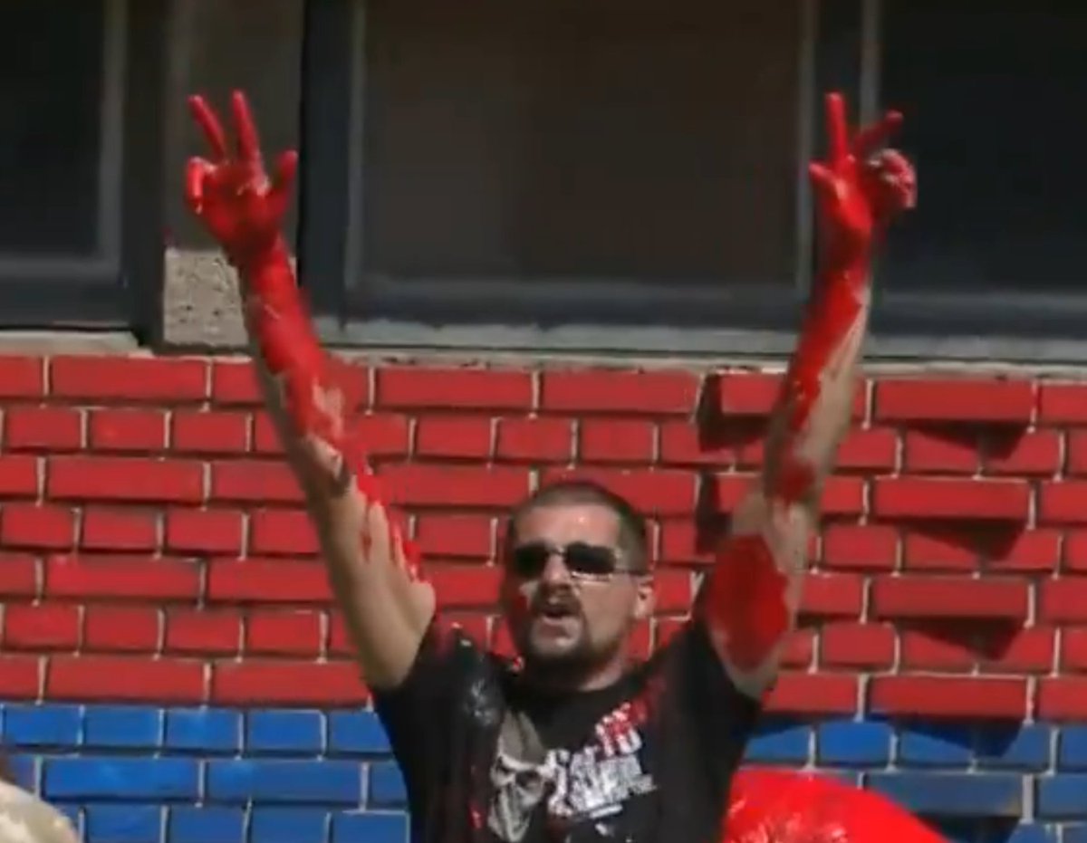 To su te krvave ruke.
To su ta tri prsta.

Kakva simbolika.