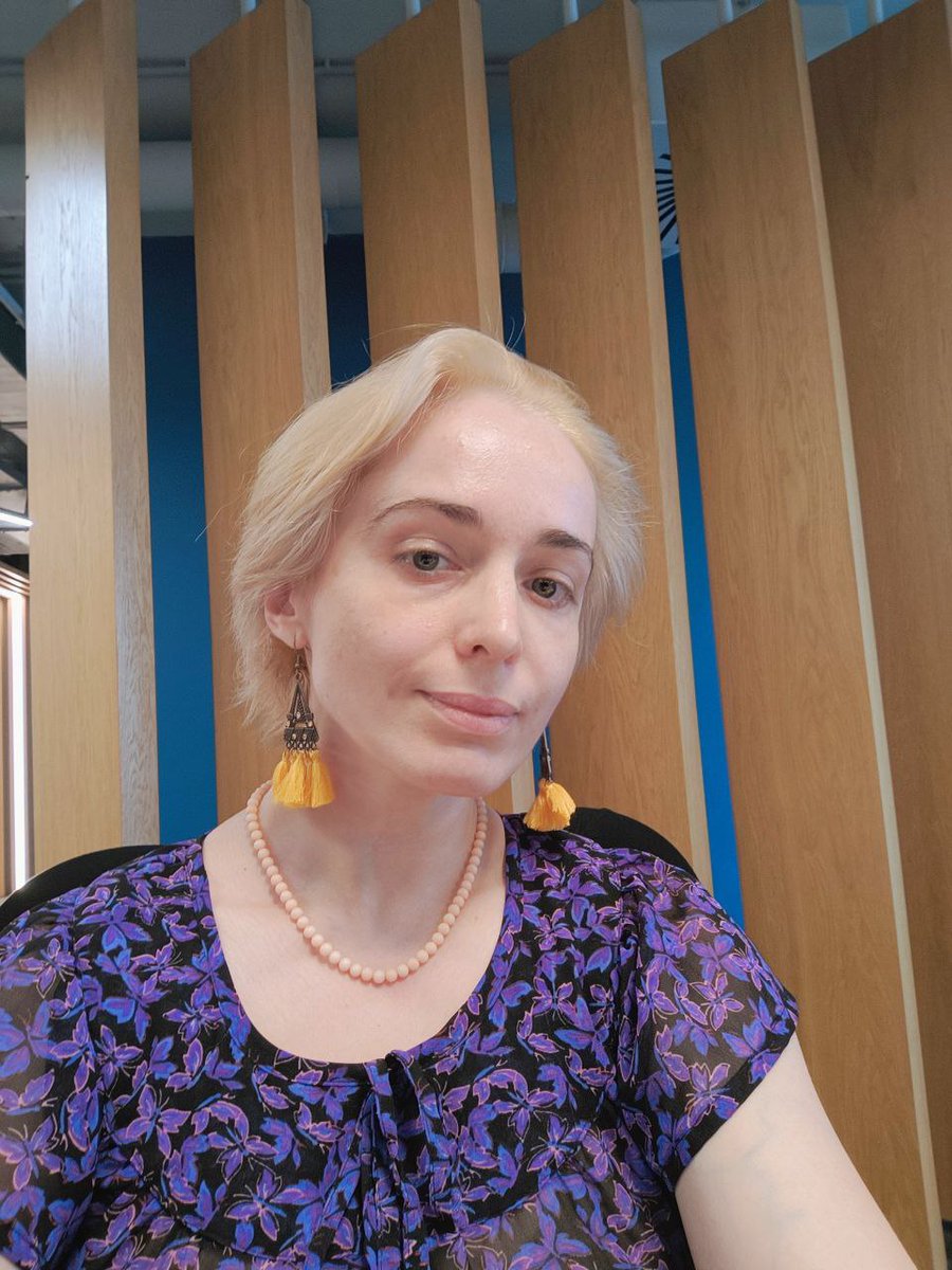 Ну ладно, на этой фоточке я себе нравлюсь.
А что у меня вид замученный, так он у меня всегда замученный, другого-то не бывает.