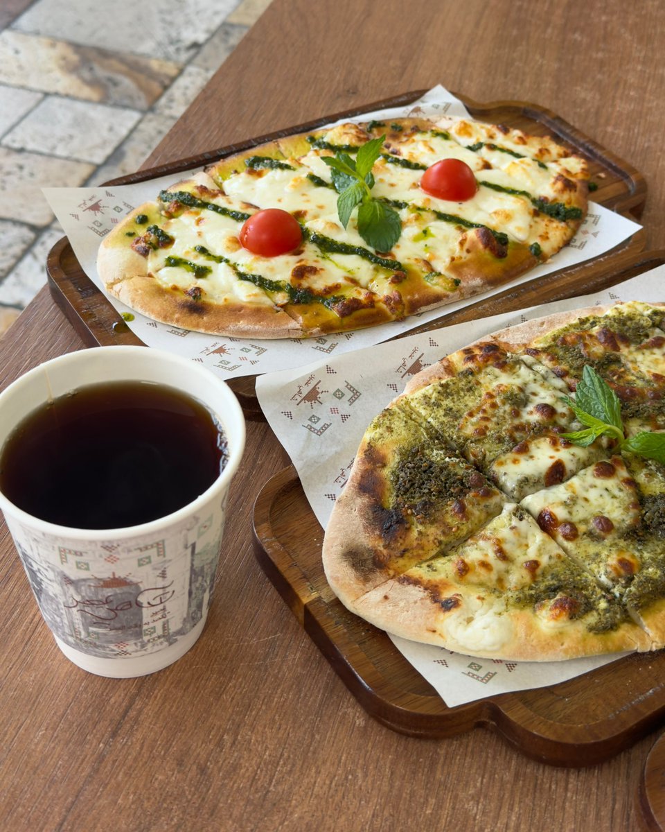 اشتهيت مناقيش وشاهي الصبح وطلع لي هالمحل بقوقل ماب🤩✅

شاهي عصِير 📍
مكان يقدم لك انواع من الشاهي وانواع من المناقيش الطازجة ولذيذه صدق وخورافيه😋

جربت عندهم :✅
مناقيش الاجبان الاربعة ( 10/10 )
مناقيش حلومي وريحان ( 9/10 )
مناقيش زعتر ( 8.5/10 )

اسعارهم ممتازه 💵🧡