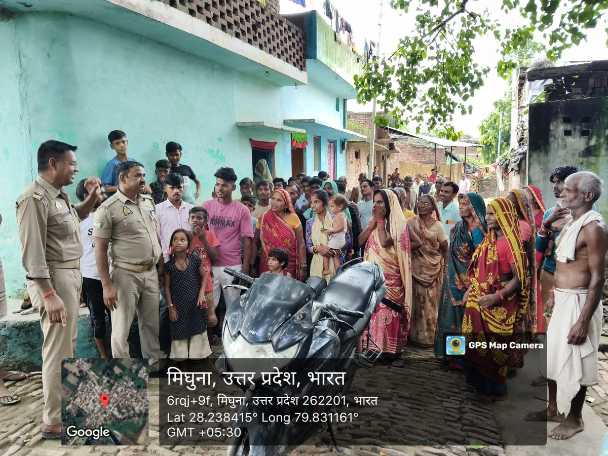 pilibhitpolice's tweet image. SP पीलीभीत के निर्देशन में CO बीसलपुर द्वारा थाना क्षेत्र के ग्राम प्रधान व संभ्रांत नागरिकों के साथ बैठक कर जागरूक किया गया। संदिग्ध व्यक्ति/गतिविधि की सूचना तत्काल थाने या #UP112 पर दें, स्वयं कोई गलत कदम न उठाएं। सभी से दूसरों को भी जागरूक करने की अपील की गई। 
@Uppolice