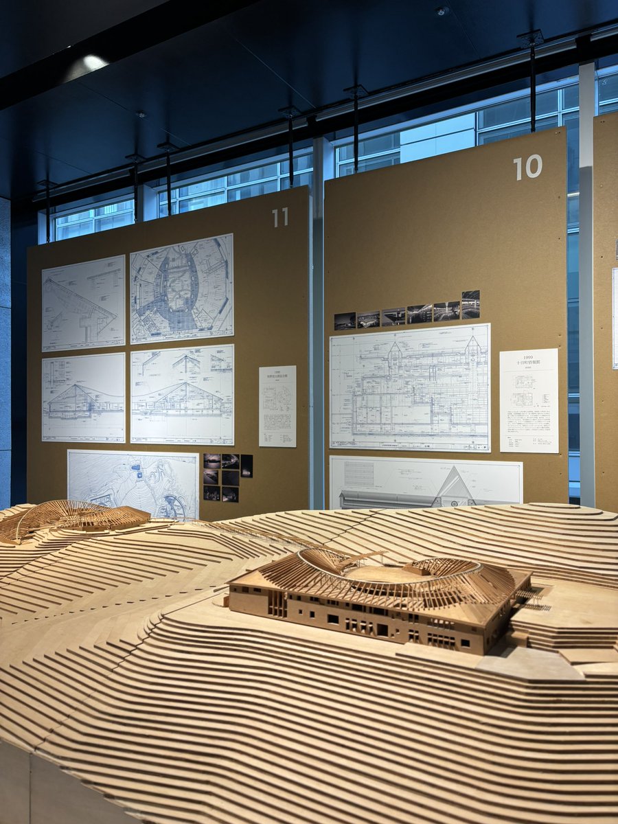 mpl_architect's tweet image. 📍建築家・内藤廣展 in 渋谷
グラントワでの展示に行けなかったので、今回見られて嬉しい…！
赤鬼と青鬼の乱闘という、これまでにない展示構成が面白かったです👹
学生時代の貴重な設計課題や、1/20スケールの巨大模型の迫力は圧巻😳✨
「背中から未来に入っていくために」という文章が良かったです！