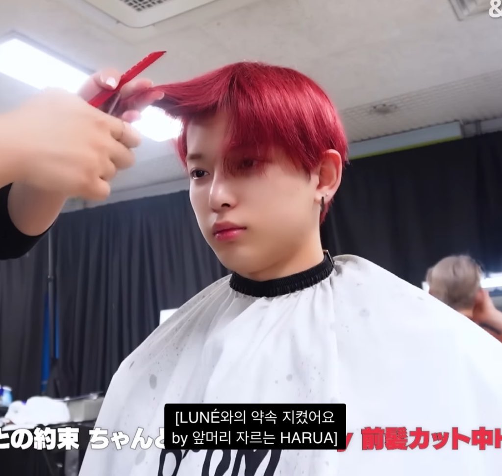 정말멋져
이렇게 머리자르고 한 말: 여러분들도 제 얼굴잘보일거고 저도 여러분 잘 볼수잇을겁니다
완전쌍남자아이가