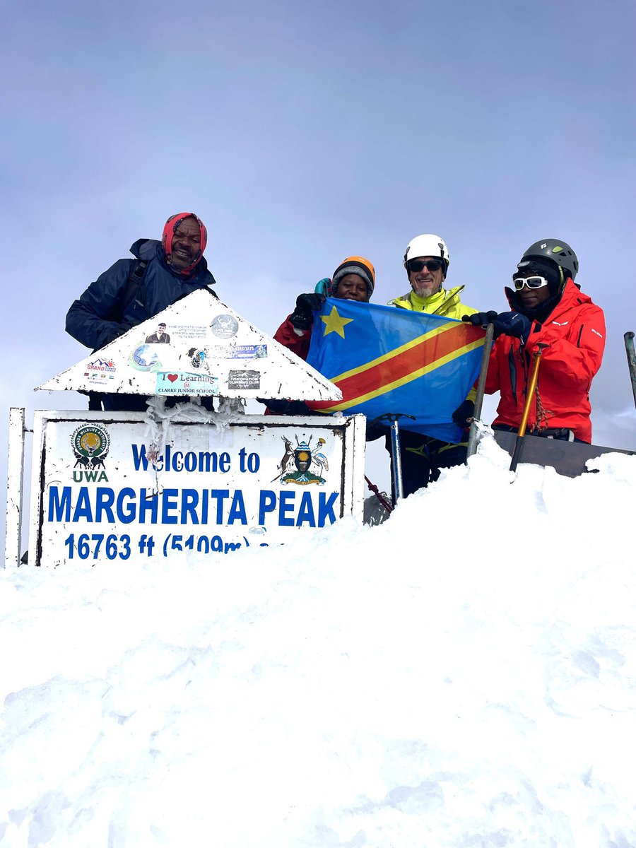 Le mont Stanley est situé dans la chaîne des monts Rwenzori. Avec ses 5 109 m d'altitude, il est le point culminant de la République démocratique du Congo et de l'Ouganda. Il occupe également la troisième place d'Afrique, après le Kilimandjaro (5 895 m) et le mont Kenya (5 199 m)