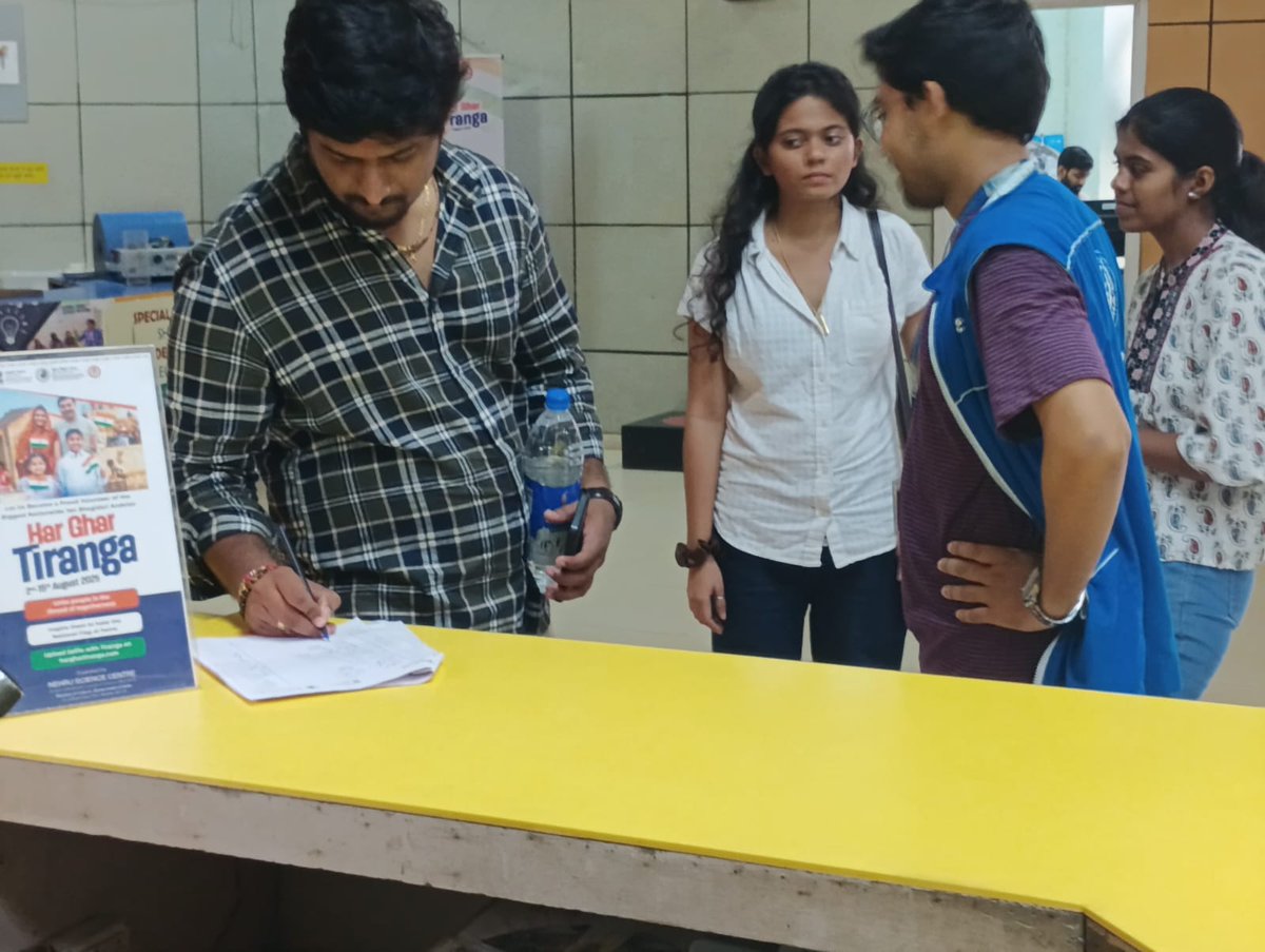Visitors are registering themselves as a Volunteer for Har Ghar Tiranga Campaign 🇮🇳 at Nehru Science Centre Mumbai 
<a href="/ncsmgoi/">National Council of Science Museums-NCSM</a>
<a href="/MinOfCultureGoI/">Ministry of Culture</a>
