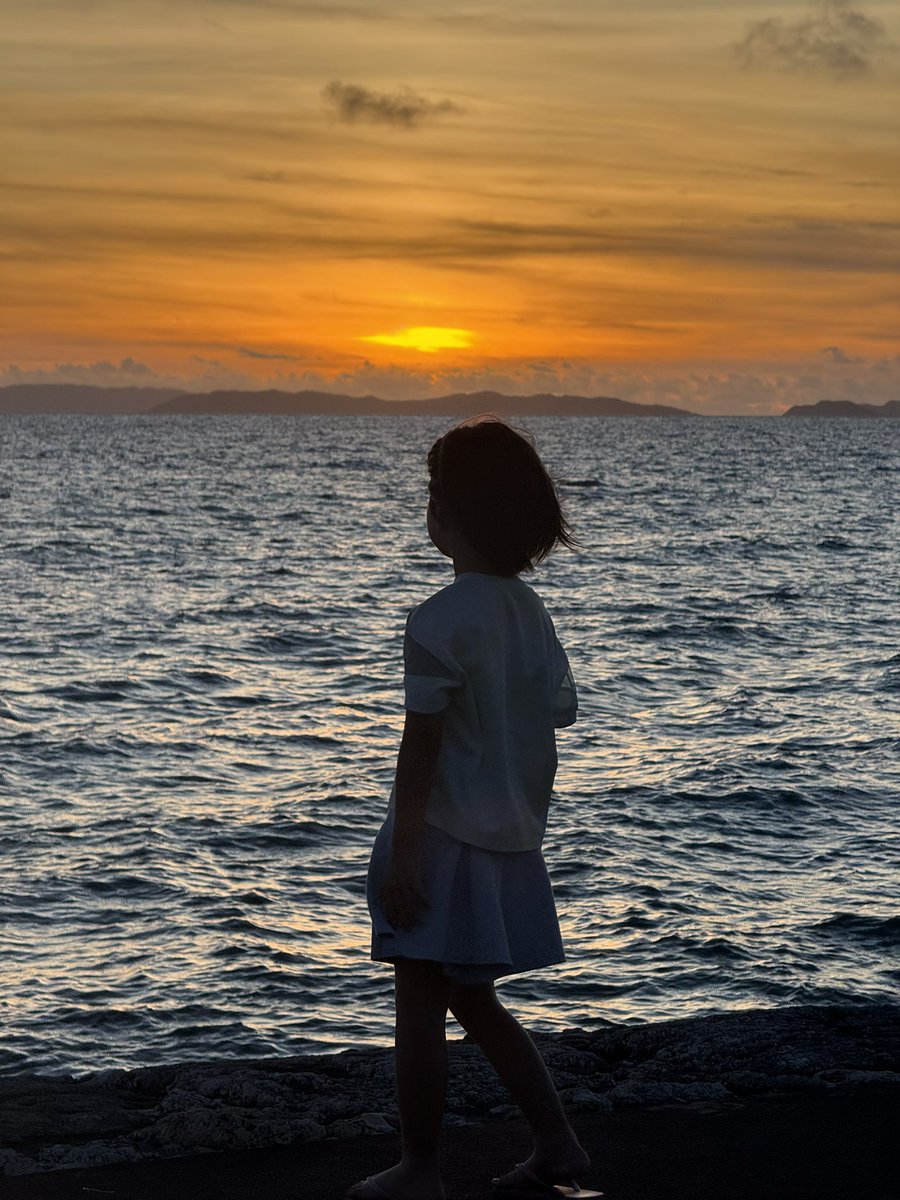 Nickjol's tweet photo. Caught the sunset at the beach. Been a while. Kids starting to appreciate how good they’ve got it 😂 https://t.co/aMnR26b1Qw