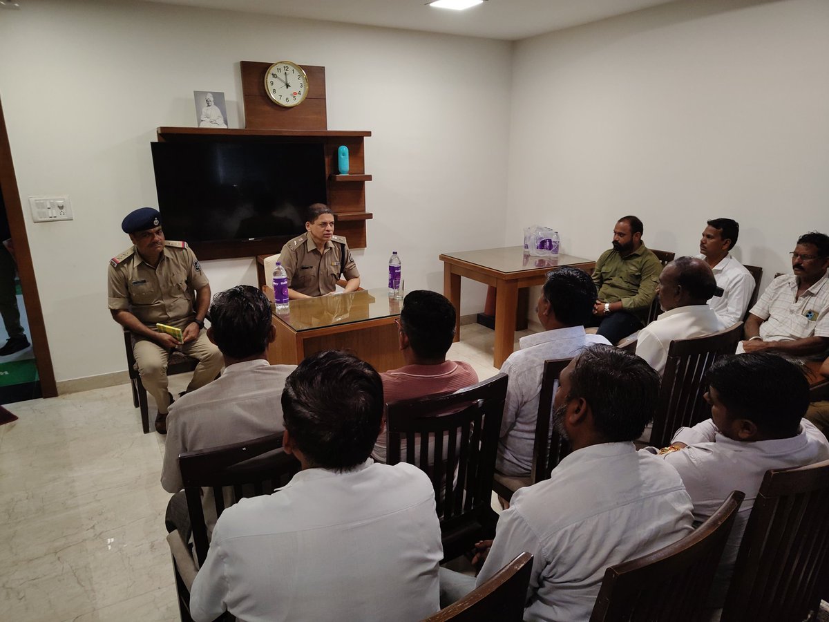SP Chhotaudepur (@chhotaudepursp) on Twitter photo આજરોજ છોટાઉદેપુર પોલીસ સ્ટેશન વિસ્તારના સરપંચ પરિસંવાદ કાર્યક્રમમાં હાજર રહી વિવિધ વિષયો પર ચર્ચા કરવામાં આવી.
<a href="/GujaratPolice/">Gujarat Police</a> <a href="/VadodaraIGP/">IGP Vadodara Range</a> <a href="/sanghaviharsh/">Harsh Sanghavi</a> આજરોજ છોટાઉદેપુર પોલીસ સ્ટેશન વિસ્તારના સરપંચ પરિસંવાદ કાર્યક્રમમાં હાજર રહી વિવિધ વિષયો પર ચર્ચા કરવામાં આવી.
<a href="/GujaratPolice/">Gujarat Police</a> <a href="/VadodaraIGP/">IGP Vadodara Range</a> <a href="/sanghaviharsh/">Harsh Sanghavi</a>