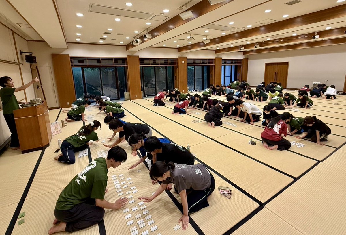大学競技かるたサークル25周年を記念してOBの面々も大集合！午前は真剣勝負。午後は親子かるたで楽しくかるた。読手の声が気になる観光の方たちがドアのすき間から覗いてみたり😊
#周年事業 #かるたサークル #かるた会