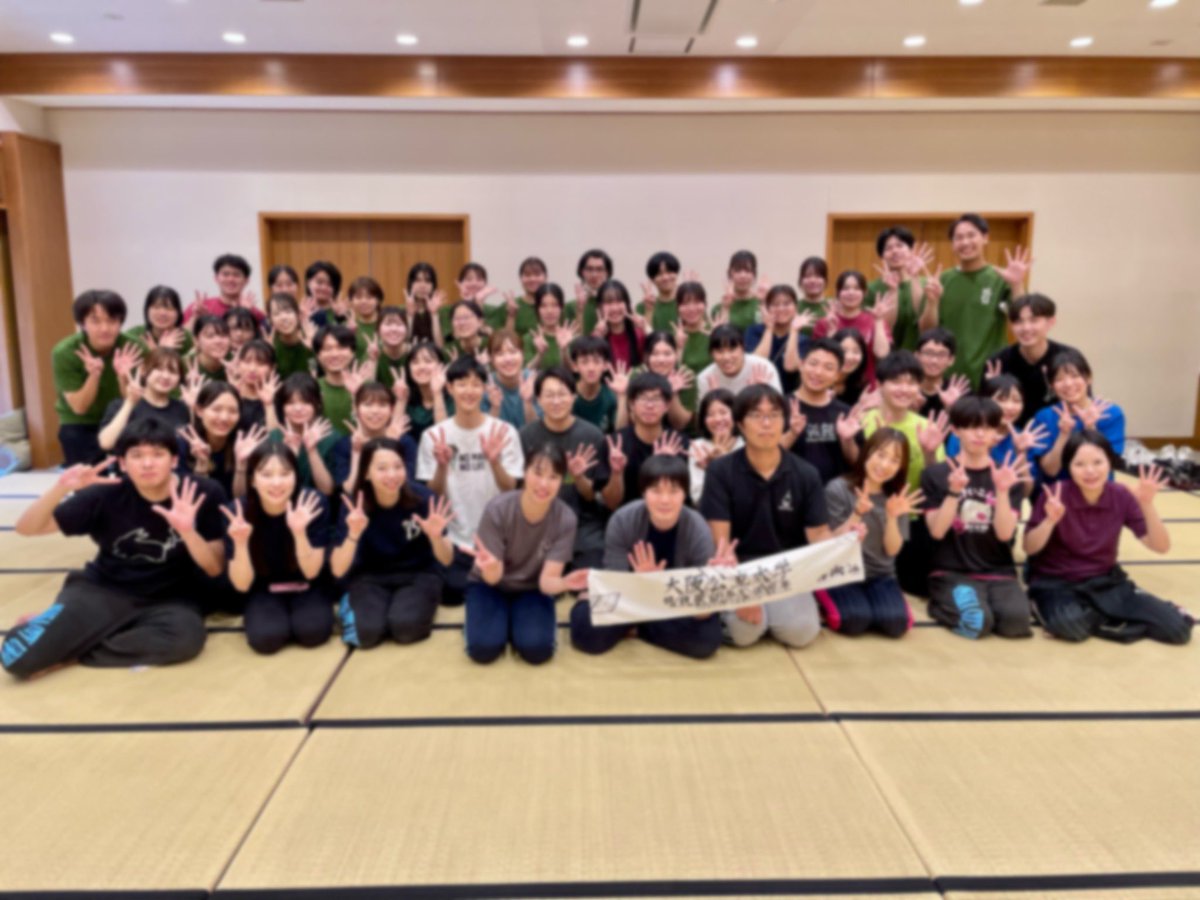oumikangakukan's tweet photo. 大学競技かるたサークル25周年を記念してOBの面々も大集合！午前は真剣勝負。午後は親子かるたで楽しくかるた。読手の声が気になる観光の方たちがドアのすき間から覗いてみたり😊
#周年事業 #かるたサークル #かるた会 https://t.co/Fjzz627mBj