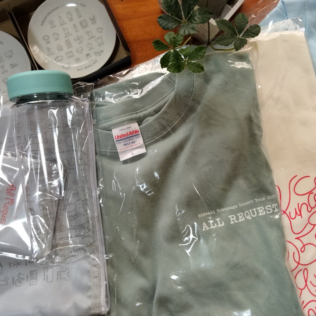 JkqEr9KL6D6iNpI's tweet image. 徳永英明さんのALLREQUESTツアーグッズ✨2週間前に届いていたの今朝やっとゆっくり開封できた❣️アイコンの中に徳永さんの好きなNOODLEを見つけてほっこり(⁠/⁠^⁠-⁠^⁠(⁠^⁠ ⁠^⁠*⁠)⁠/秋にライトモスグリーンの長T着てツアー後半戦参加を楽しみにしています!!!
#徳永英明
#ALLREQUEST
#8月夏空