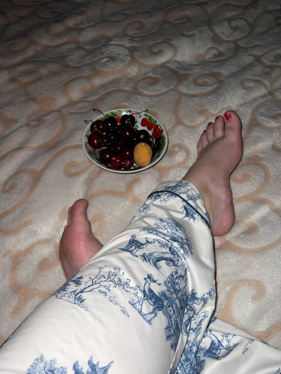 Creamy_Ruby's tweet photo. Snack time 🍒
#FeetPic #SnackTime #Curvy 🍒 https://t.co/rdLGCddKLg