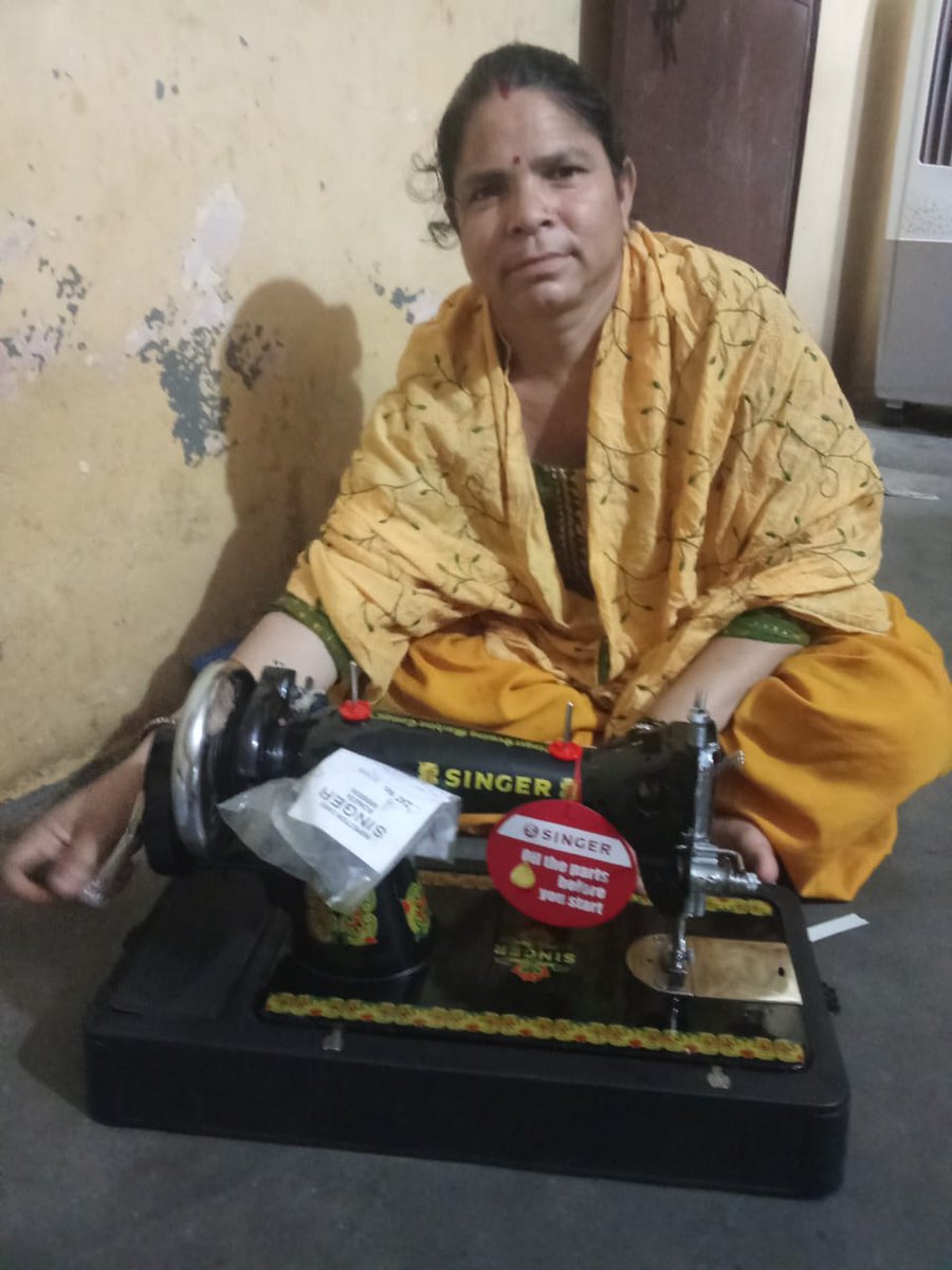 पिछले कई दिनों से विमला देवी जी हमारे संपर्क में थीं। आर्थिक तंगी से जूझ रही थीं, लेकिन हिम्मत नहीं हारी। 
कुछ ही समय पहले उन्होंने सिलाई का का काम सीखा और रक्षा बंधन के इस शुभ अवसर पर उन्हें सिलाई मशीन प्रदान की है। विमला जी अपने हुनर को रोज़गार में बदलकर परिवार चला सकती है।
