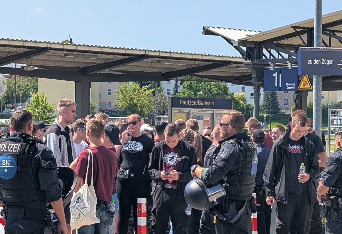 13:30
Während bereits bei den Rechtsextremen die Auftaktkundgebung läuft, kommt auf dem Bahnhof in #Bautzen die rechte Anreise aus #Dresden an. Es wird per Ansprache mitgeteilt, dass Schlauchschals abzulegen sind. #BZ1008 #DD1008