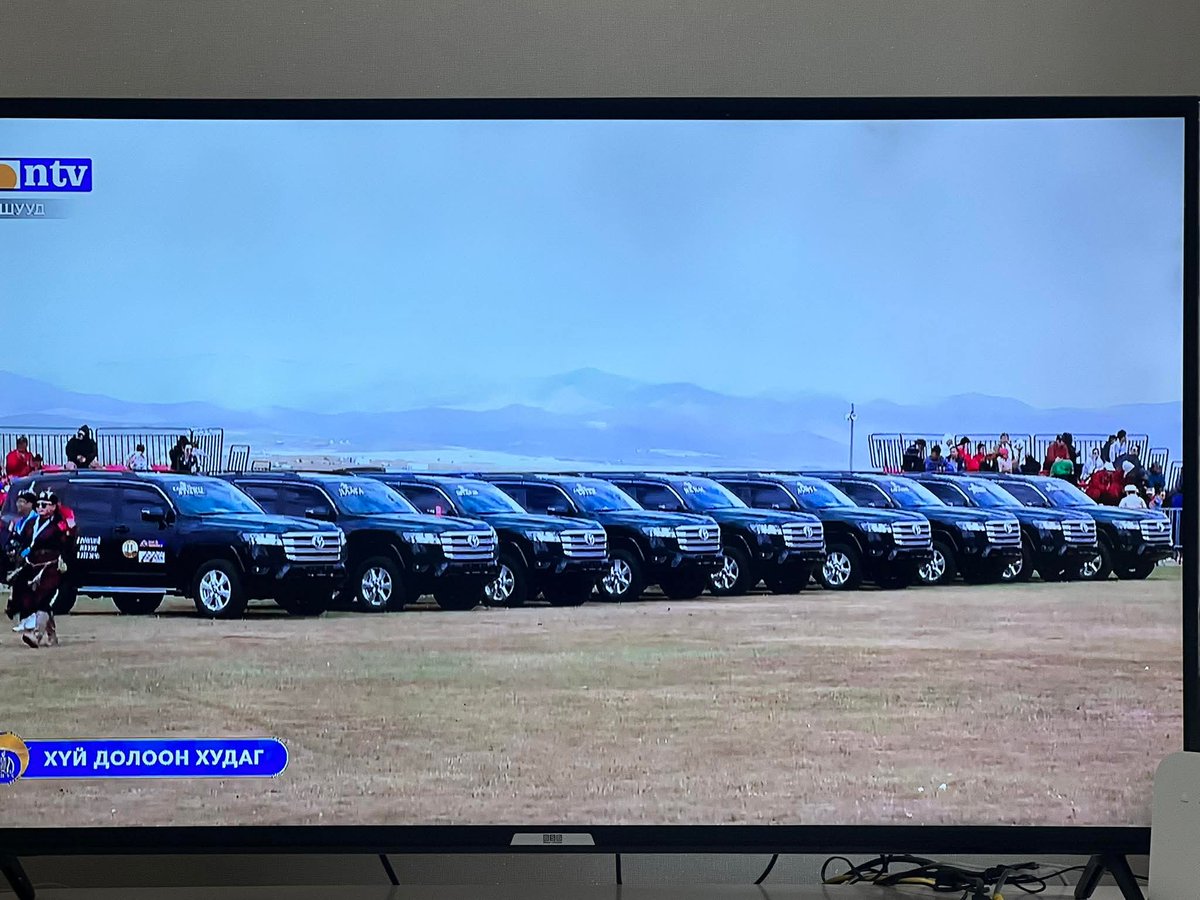 Монголчуудын шагналын оройн дээд нь Японд үйлдвэрлэсэн машин‼️Ингэж бүх мөнгөө гадагшаа урсган урсган шагнаж байхыг оронд 
Тусгаар улс юм бол өөрийн гэсэн шагнал, үнэ цэнийг бүтээж түүнийхээ төлөө барилдаж, уралдаж тэмцэлдмээр байна шдээ‼️