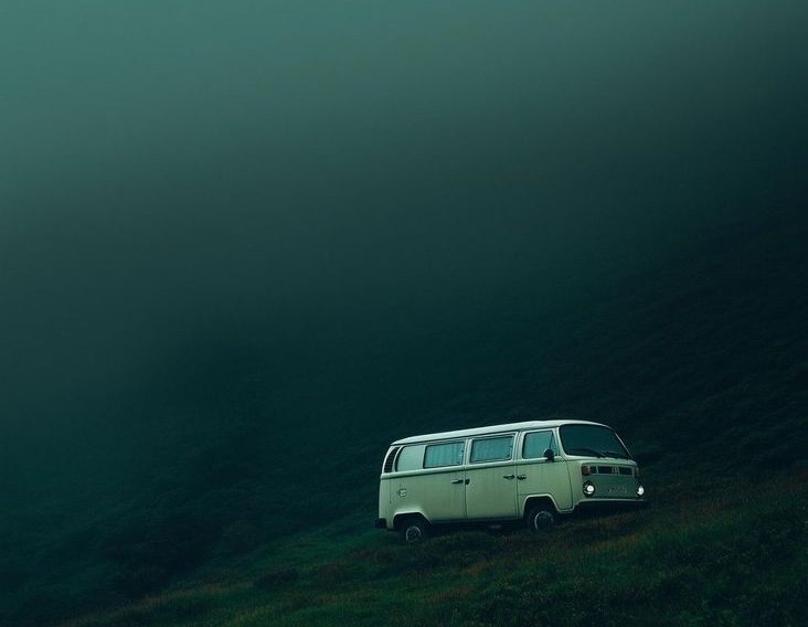 Yolda kalınmıyor nihayetinde,
Zaman geçiciliğini her an hatırlatıyor..
"Kendin" için devam etmen gerek!