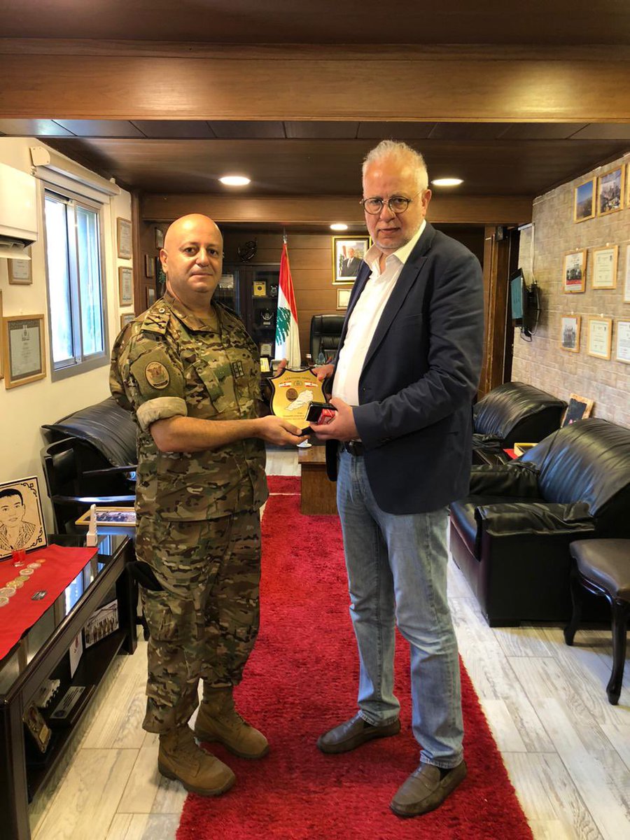 adelnasar_'s tweet photo. في ثكنة الجيش في البياضة،قدم وزير العدل نصار التعازي لقائد اللواء الخامس العميد الركن ميشال بردويل،باستشهاد ٦ من أبطال الجيش اللبناني.وأكد أن الجيش بدوره الوطني والمحوري،ركيزة أساسية لبناء الدولة،مشددا على أن دماء الشهداء ستبقى أمانة في أعناقنا وعنوانا للفداء والتضحية لبقاء الوطن https://t.co/TjKqb1o5k2