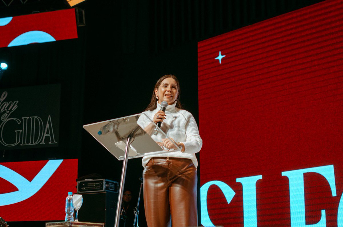 Que bendición ha sido esta tarde noche en <a href="/congremujeres/">Congreso de Mujeres</a> !  
Disfrutamos celebrando juntas y siendo inspiradas por Dios🙏🏻🔥
Gracias <a href="/marcebelart/">Marcela Belart💙</a> <a href="/AnyPuello/">Any Puello™</a>, María Paula Arrázola, Glaucia Oliveira, por bendecirnos!🙌🏻