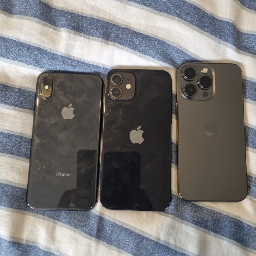Here we have:

iPhone XS • Space Grey
iPhone 12 • Black
iPhone 13 Pro • Graphite

And your favourite??? 💘
