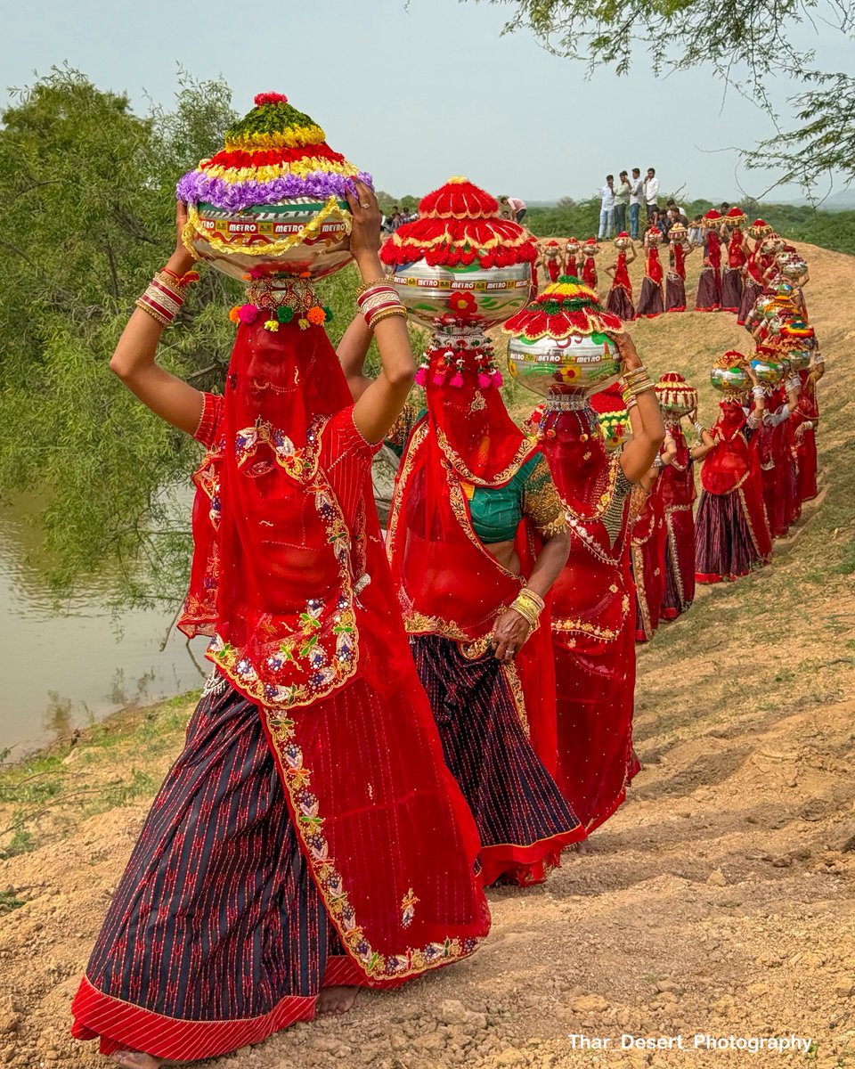 thardesertphoto's tweet image. गॉंव की संस्कृति बहुत खूबसूरत है जो पूरी दुनिया को राजस्थान आने को मजबूर करती हैं 😍
ये है गॉंव की समंद हिलोरने की परम्परा जो जल संरक्षण से जुड़ी है।कल बालोतरा के थोब गॉंव की फोटोग्राफी 😍