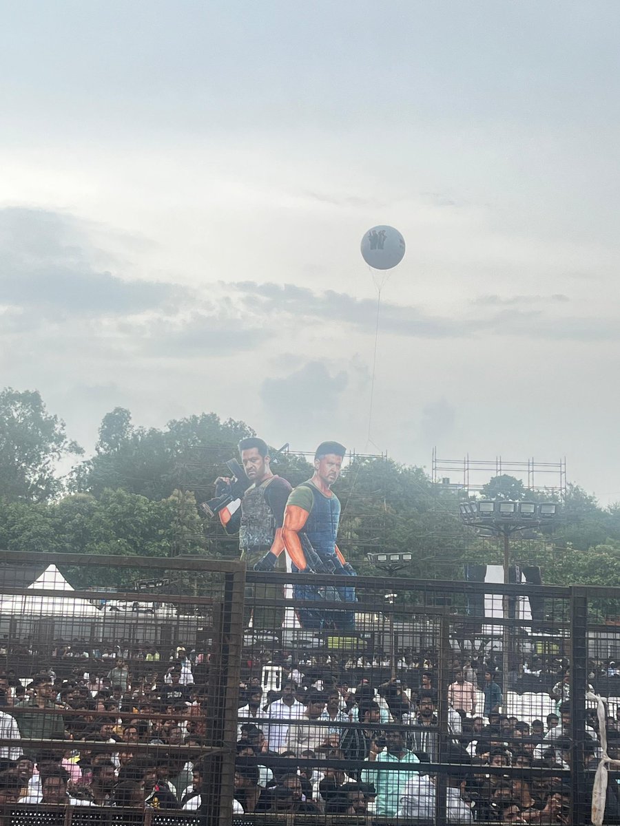 Arvindchowdary0's tweet photo. తెలుగు రాష్ట్రాలకి ఒక్కడే దేవుడు @tarak9999 🔥🔥

Crowd 🤯🤯

#War2PreReleaseEvent https://t.co/fNsvvcXhLG https://t.co/yUEV2f1C1K