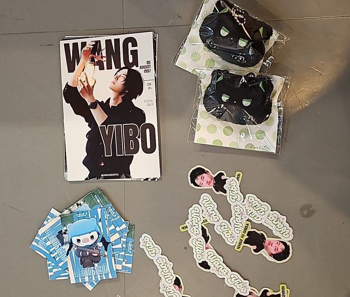 ใครยังอยู่ที่งาน #WYB85area_YIBO ชั้น 5
RT โควทด้านล่างแล้วมารับไก้เลยค่ะ ตอนนี้เหลือนิดหน่อย  อยู่ตรงประตู มีแสตนดี้อี้ป๋อชุดดำหล่อๆค่ะ