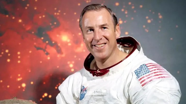 Muere el astronauta Jim Lovell, quien pronunció la famosa frase: "Houston, tenemos un problema", a los 97 años.