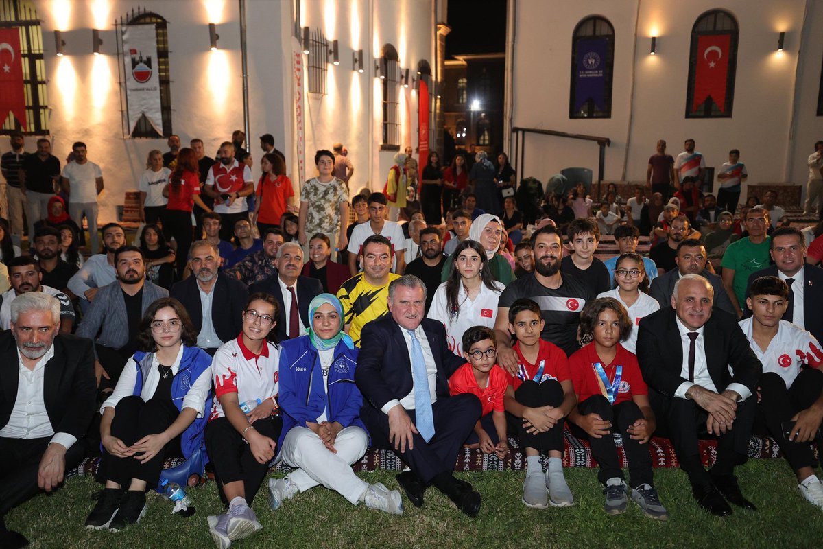 GSB_Erganigm's tweet photo. Gençlik ve Spor Bakanımız Sn. Osman Aşkın Bak, Diyarbakır’da gençlerle buluştu. Samimi sohbetler, güzel anılar ve unutulmaz kareler… 💬📸 

#Diyarbakır #GençlikBuluşması" https://t.co/6nzz67WCjv