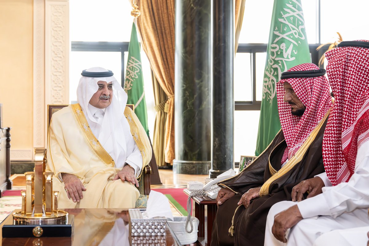سمو #أمير_منطقة_تبوك الأمير #فهد_بن_سلطان_بن_عبدالعزيز 
يستقبل الشيخ سليمان بن محمد بن رفاده شيخ شمل قبيلة بلي ، والمواطن ناصر فارع السميري البلوي الذي تنازل عن قاتل ابنه لوجه الله تعالى ،