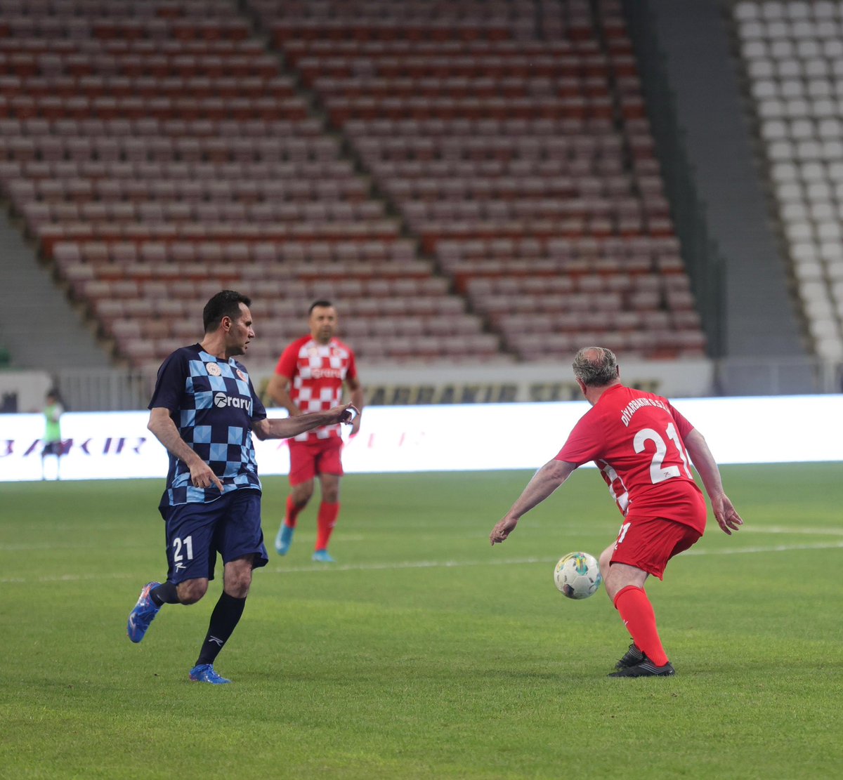 GSB_Erganigm's tweet photo. ⚽ Kayapınar Diyarbakır Stadyumu’nda düzenlenen Şöhretler Maçı büyük heyecana sahne oldu!
Gençlik ve Spor Bakanımız Dr. Osman Aşkın Bak da sahaya çıkarak futbol coşkusuna ortak oldu. 🏟
#ŞöhretlerMaçı #Diyarbakır https://t.co/Mg0JmL605o