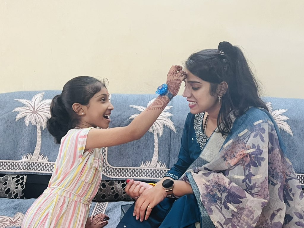 ishaliniverma's tweet image. घर से दूर भी एक घर 🌼
परिषद् ना केवल छात्र संगठन है बल्कि वह शैक्षिक परिवार है जहां हर त्यौहार पर अपनत्व का अपार स्नेह प्राप्त होता है।
ऐसे ही एक परिवार विदिशा में भी है हमारे विदिशा विभाग प्रमुख भैया श्री विनोद किरार जी का
आज रक्षाबंधन के पावन अवसर पर पूरे परिवार के साथ 🙏…