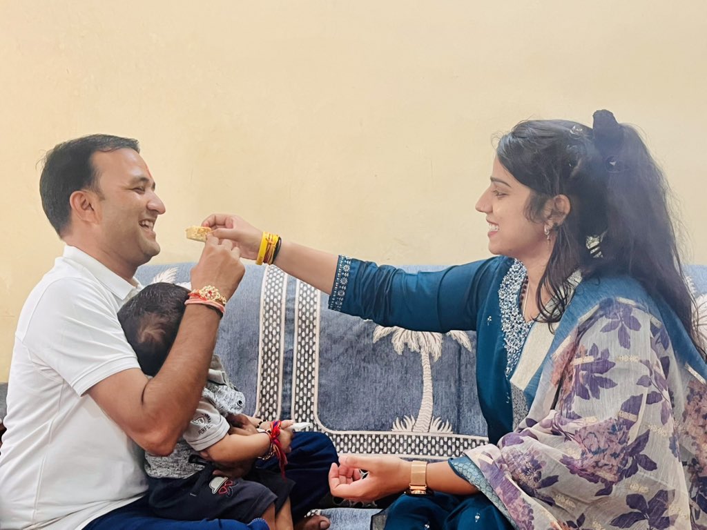 ishaliniverma's tweet image. घर से दूर भी एक घर 🌼
परिषद् ना केवल छात्र संगठन है बल्कि वह शैक्षिक परिवार है जहां हर त्यौहार पर अपनत्व का अपार स्नेह प्राप्त होता है।
ऐसे ही एक परिवार विदिशा में भी है हमारे विदिशा विभाग प्रमुख भैया श्री विनोद किरार जी का
आज रक्षाबंधन के पावन अवसर पर पूरे परिवार के साथ 🙏…