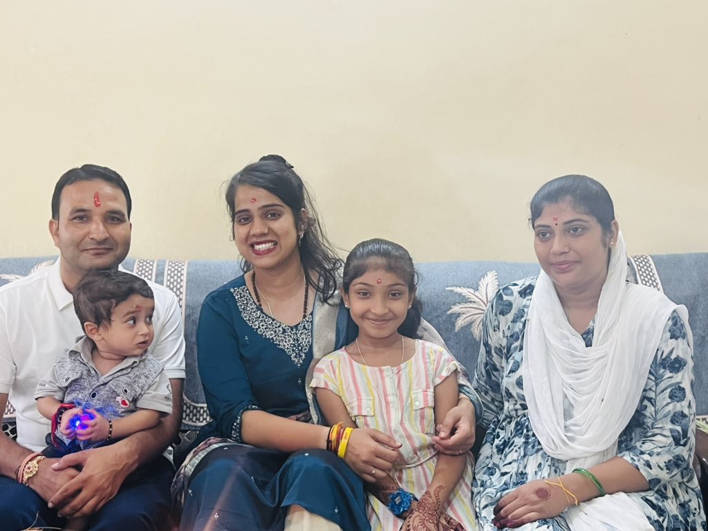 ishaliniverma's tweet image. घर से दूर भी एक घर 🌼
परिषद् ना केवल छात्र संगठन है बल्कि वह शैक्षिक परिवार है जहां हर त्यौहार पर अपनत्व का अपार स्नेह प्राप्त होता है।
ऐसे ही एक परिवार विदिशा में भी है हमारे विदिशा विभाग प्रमुख भैया श्री विनोद किरार जी का
आज रक्षाबंधन के पावन अवसर पर पूरे परिवार के साथ 🙏…