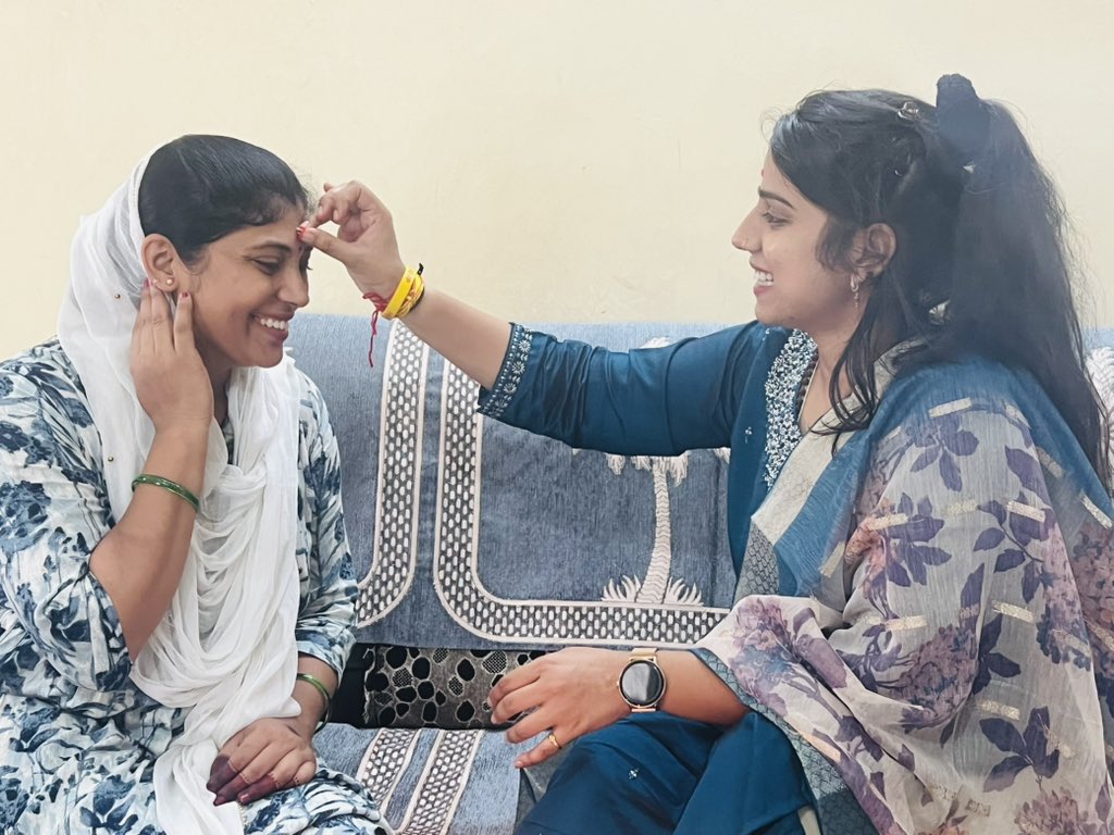 ishaliniverma's tweet image. घर से दूर भी एक घर 🌼
परिषद् ना केवल छात्र संगठन है बल्कि वह शैक्षिक परिवार है जहां हर त्यौहार पर अपनत्व का अपार स्नेह प्राप्त होता है।
ऐसे ही एक परिवार विदिशा में भी है हमारे विदिशा विभाग प्रमुख भैया श्री विनोद किरार जी का
आज रक्षाबंधन के पावन अवसर पर पूरे परिवार के साथ 🙏…