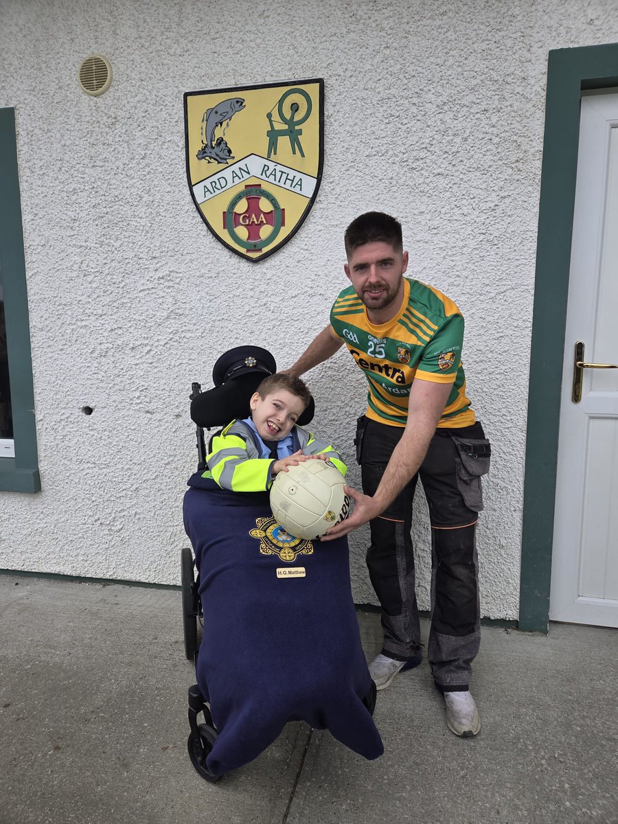 💛💚 MATCH DAY! 💚💛
Our #1 supporter &amp; honorary Garda, Matthew Gallagher from Sandfield, is today’s match ball sponsor for today's clash v Aodh Rua! 
He’s loving the brand-new Sensory Room at Ardara GAA – a brilliant new space for our community. 
⏰ Res 2:30pm | Sen 4:00pm
💪💪