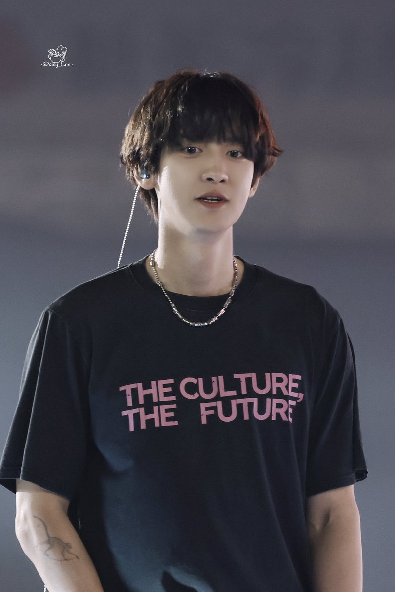 solacechanyeol's tweet photo. day 1029293829 and i still can’t find the answer how chanyeol have this insane duality just because of his forehead power 😭🫶🏻✨ https://t.co/oPwA954Hds