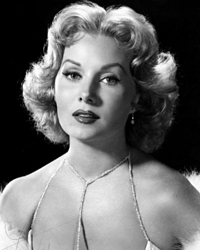 Rhonda Fleming nació un día como hoy en 1923. Duelo de titanes, Retorno al pasado… ¿en qué más la vimos?