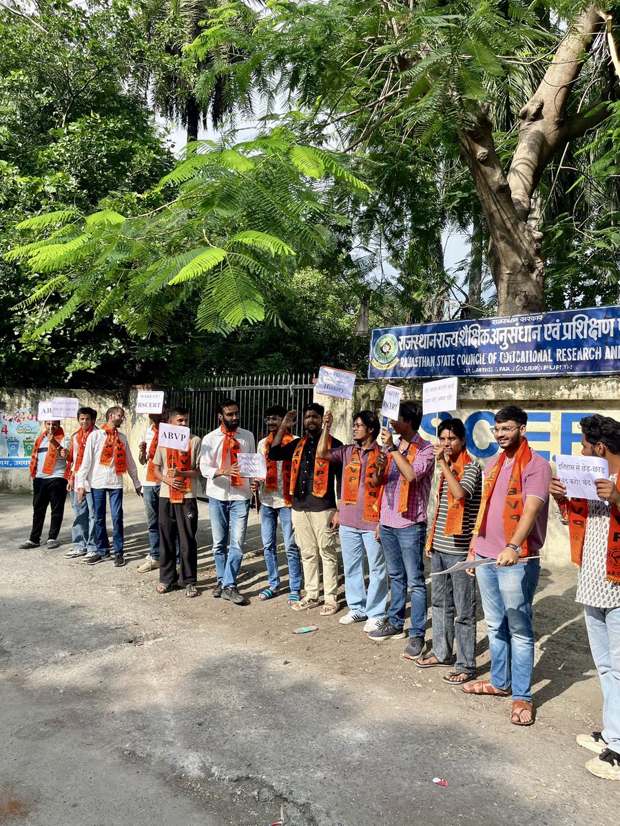 ABVP_Udaipur's tweet photo. अखिल भारतीय विद्यार्थी परिषद उदयपुर महानगर द्वारा कक्षा 5 के पाठ्यक्रम से वीर बाला काली बाई के अध्याय को RSCERT द्वारा हटाए जाने के विरोध में उदयपुर महानगर के कार्यकर्ताओं द्वारा आज RSCERT कार्यालय के बाहर विरोध प्रदर्शन किया गयाl
#Abvpudaipur https://t.co/qb2bn9AxBE