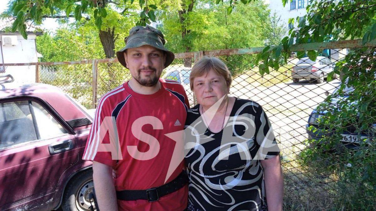 У "ДНР" військові викрали жителя Тореза Владіміра Воронкова, зламавши замки в його будинку. 

Чоловік раніше відмовлявся вбивати на фронті, через що залишив службу. 6 серпня його знайшли, ймовірно, за доносом, і відвезли в Донецьк. Відтоді про його долю нічого невідомо.