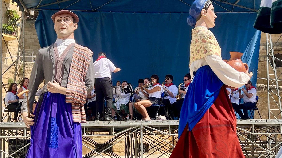 🎉 ¡#Labastida por todo lo alto! 🍇
 
¡Día grande en #RiojaAlavesa!
 
Gracias a su alcalde <a href="/danigarcia_eu/">Dani García Ruiz</a> y el equipo de <a href="/Labastida_PP/">PP Labastida</a>, los vecinos viven días de festejos y tradición.

📸 <a href="/lgarridoknorr/">Laura Garrido Knörr</a> <a href="/luismarisautu/">Luis Sautu Apellaniz</a> <a href="/DieGF82/">Diego González</a> Jorge Ibarrondo y Fernando Fuente

 #Álava