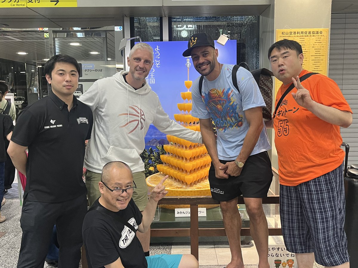 ＼🍊Welcome to EHIME🍊／

マイケル・パーカー選手が愛媛へ到着‼︎🛬
ようこそ愛媛へ‼︎🍊🍊
マヌエルHCとともにお迎えしました😍

チームへの合流まで楽しみにお待ち下さい🫶💕

#愛媛オレンジバイキングス
#マイケル・パーカー