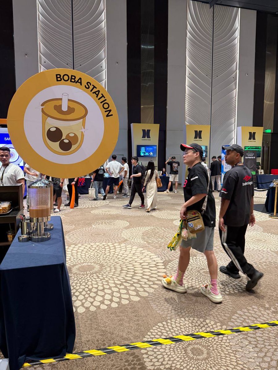 Ordering boba without pearls is like having <a href="/pukerrainbrow/">Pukerainbow 🤮🌈</a> without Maeve.

Blending perfectly together 🧋

Name me a better duo.