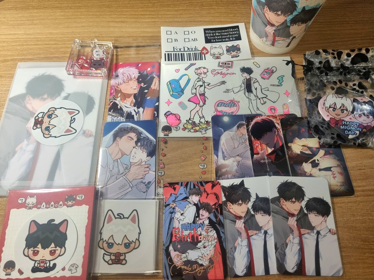 민용아아ㅜㅠㅠ크게보니까 너무좋다
작가님 사인도보고🥰
일러스트들도 정말 아름다워서 하나하나 음미하면서 봤다
전프레 너무 예뻐❤️ 깜빡하고 못가져간 쉐이커키링이랑 같이 한컷!

즐거운 시간이었습니다😘
#Happy_Mignon_Day
#Mignon #민용_생일_축하해