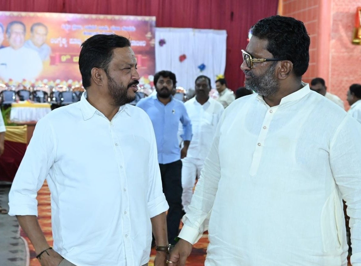 Vijay Singh (@mlcvijaysingh) on Twitter photo ಬೀದರ ಜಿಲ್ಲೆಯ ಹಿರಿಯ ರಾಜಕಾರಣಿಗಳು,
ಮಾಜಿ ಸಚಿವರು ದಿವಂಗತ ಪೂಜ್ಯ ಶ್ರೀ ಬಸವರಾಜ ಪಾಟೀಲ ರವರ ಪುಣ್ಯಸ್ಮರಣೆಯ ಕಾರ್ಯಕ್ರಮದಲ್ಲಿ ಭಾಗವಹಿಸಿ ಗೌರವ ನಮನಗಳು ಸಲ್ಲಿಸಿದೆ.ಈ ವೇಳೆ ಮಾಜಿ ಸಚಿವರು ಸನ್ಮಾನ್ಯ ಶ್ರೀ <a href="/mlarbpatil/">Rajashekhar B Patil</a> ರವರು ಹಾಗೂ ವಿಧಾನ ಪರಿಷತ್ ಸದಸ್ಯರು ಶ್ರೀ ಚಂದ್ರಶೇಖರ್ ಪಾಟೀಲ್ ರವರು,ಶ್ರೀ ಭೀಮರಾವ್ ಪಾಟೀಲ್ ರವರು, ಶ್ರೀ ವೀರಣ್ಣ ಬೀದರ ಜಿಲ್ಲೆಯ ಹಿರಿಯ ರಾಜಕಾರಣಿಗಳು,
ಮಾಜಿ ಸಚಿವರು ದಿವಂಗತ ಪೂಜ್ಯ ಶ್ರೀ ಬಸವರಾಜ ಪಾಟೀಲ ರವರ ಪುಣ್ಯಸ್ಮರಣೆಯ ಕಾರ್ಯಕ್ರಮದಲ್ಲಿ ಭಾಗವಹಿಸಿ ಗೌರವ ನಮನಗಳು ಸಲ್ಲಿಸಿದೆ.ಈ ವೇಳೆ ಮಾಜಿ ಸಚಿವರು ಸನ್ಮಾನ್ಯ ಶ್ರೀ <a href="/mlarbpatil/">Rajashekhar B Patil</a> ರವರು ಹಾಗೂ ವಿಧಾನ ಪರಿಷತ್ ಸದಸ್ಯರು ಶ್ರೀ ಚಂದ್ರಶೇಖರ್ ಪಾಟೀಲ್ ರವರು,ಶ್ರೀ ಭೀಮರಾವ್ ಪಾಟೀಲ್ ರವರು, ಶ್ರೀ ವೀರಣ್ಣ