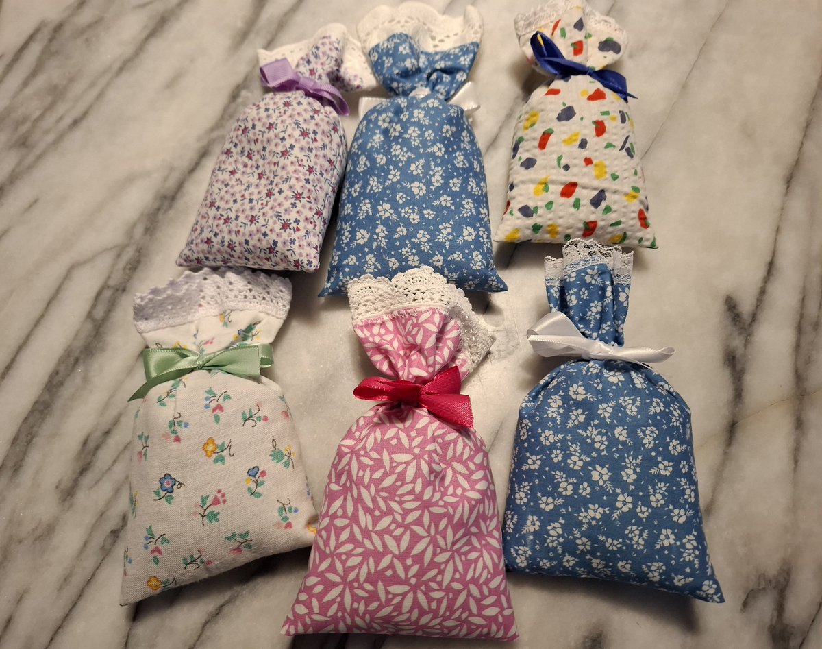 Lavendelsäckchen von meiner lieben Nachbarin gestern bekommen.Für in den Kleiderschrank.❤️
