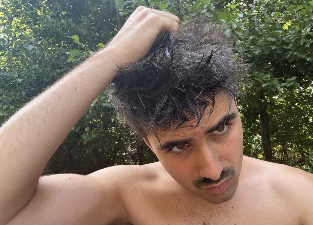 la persona mas guapa del pais y la cara del artista que está haciendo el álbum del año de 2026