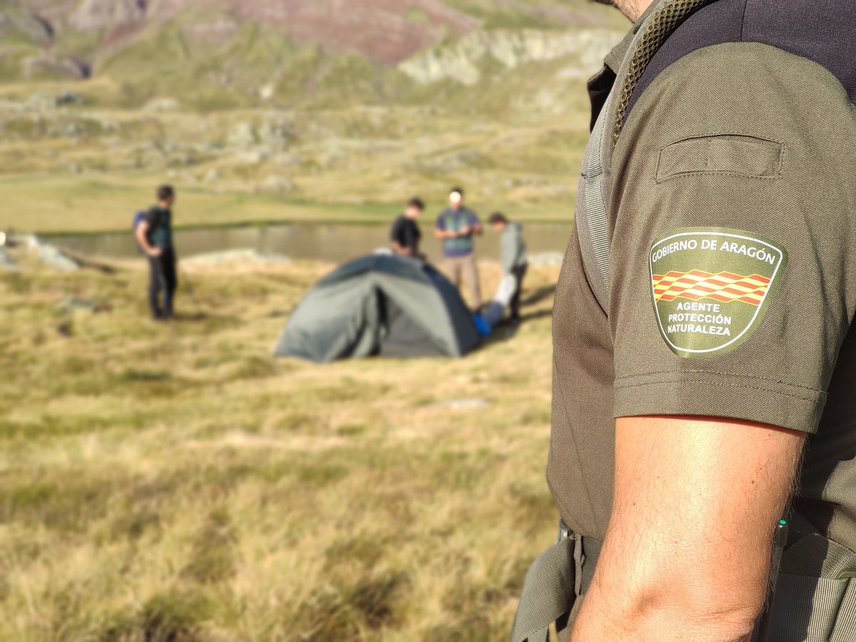 PDMAAragon's tweet image. O respetas el entorno y acampas en las zonas habilitadas o te puede caer una denuncia. Una como las 6 que la Guardia Civil ha tramitado este sábado por realizar acampadas en las inmediaciones de los ibones de Anayet, a 2.200 m. de altitud, a los pies del pico del mismo nombre.